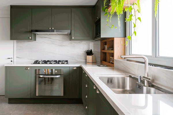 Cozinha planejada de alto padrão com acabamento em madeira.